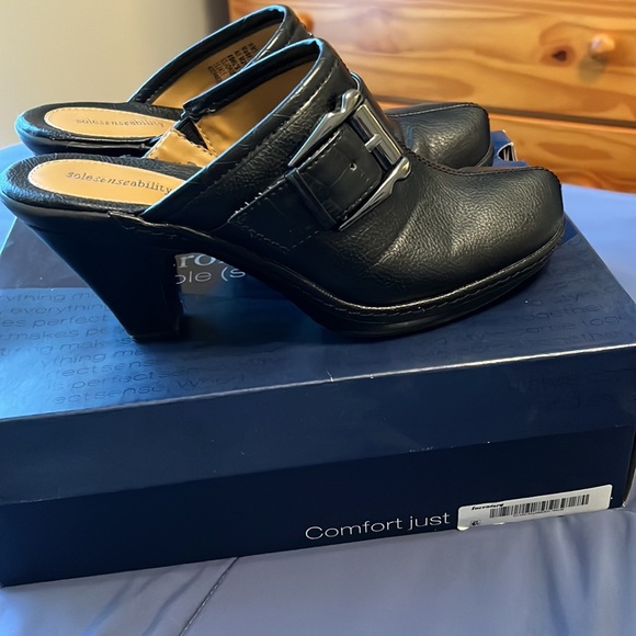 Women’s Croft & Barrow clogs - Picture 2 of 3